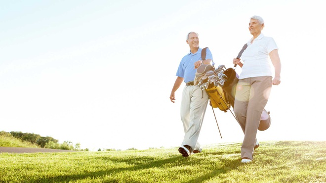 Tư thế chơi golf nào tốt cho người trung niên