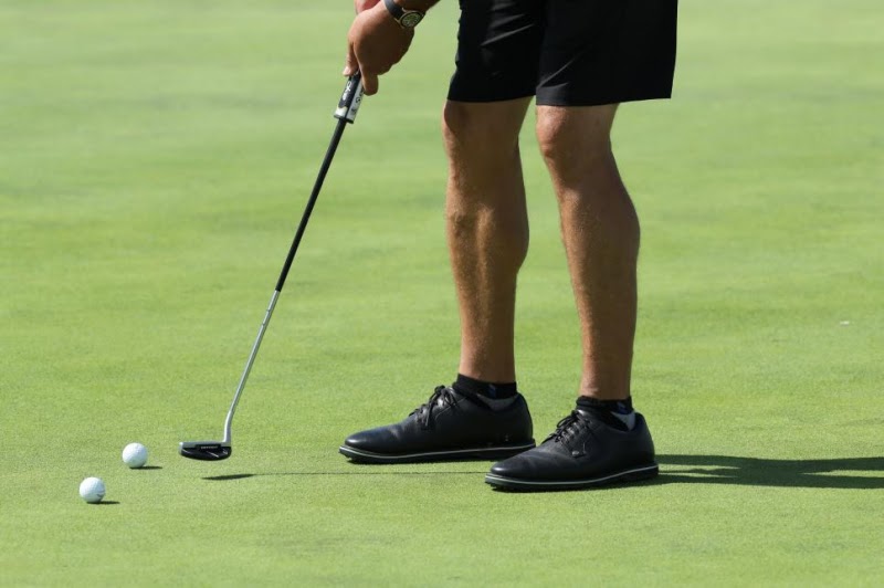 Golf Shoes- Nên chọn giày đinh hay không đinh?